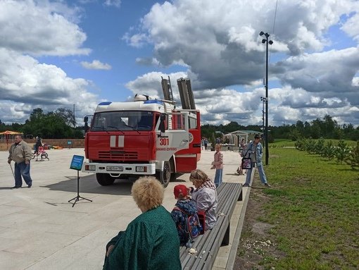 Вчера работники 248-й и 301-й пожарно-спасательных частей #Мособлпожспас приняли участие в тематическом областном проекте «Город профессий» 👩‍🚒